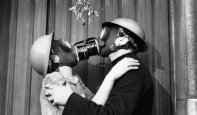 40s-black-and-white-gas-mask-kiss-love-vintage-Favim.com-81902